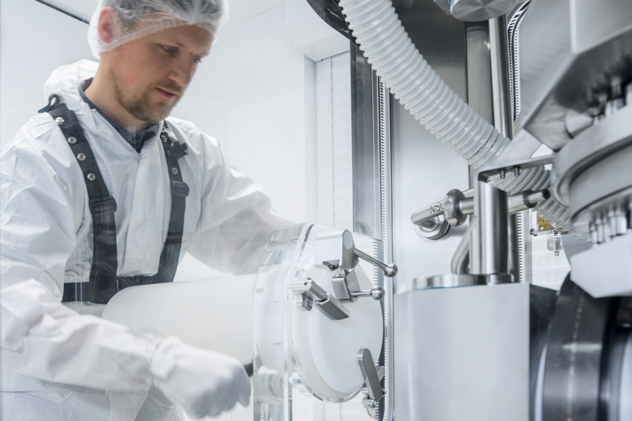 The 2090i WiP tablet press with isolator – Introduction and removal of components The 2090i WiP tablet press with isolator – Introduction and removal of components